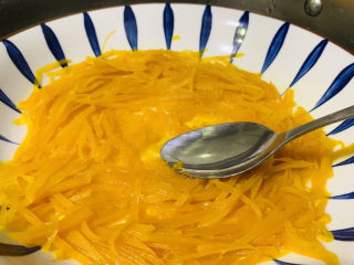 7、南瓜布丁,用勺子能轻压成泥就可以起锅