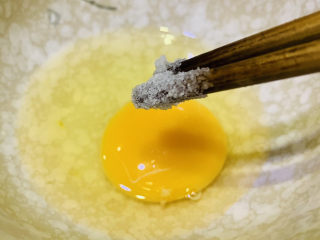 14、南瓜布丁,筷子粘少许盐