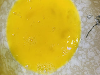 15、南瓜布丁,把蛋打散