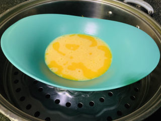 18、南瓜布丁,倒入蒸的碗，热锅，中火蒸10分钟，起锅