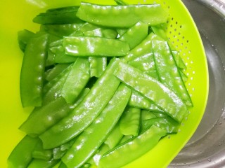 6、荷兰豆炒腊肠,捞出过凉。