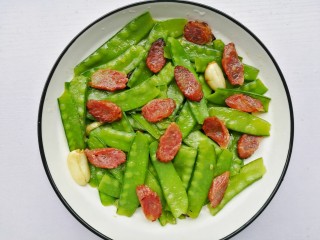 11、荷兰豆炒腊肠,出锅盛盘。
