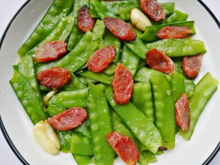 13、荷兰豆炒腊肠,好吃到停不下来。