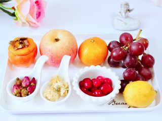 1、水果花茶,首先备齐所有的食材。