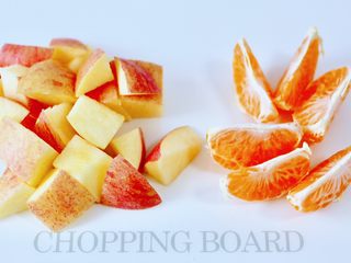 3、水果花茶,苹果洗净后用刀切成小块，桔子去皮后，撕成瓣。