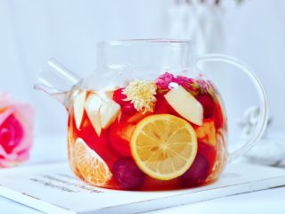 13、水果花茶,颜值高又营养的热水果花茶就做好了。