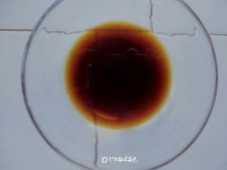 4、响油黄瓜卷,盐、鸡精、白糖、生抽、醋和麻油，搅拌盐和白糖融化
