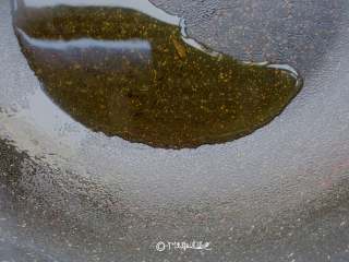 6、响油黄瓜卷,锅中放适量的油，烧热后，用勺子撒在上面。这时就是响油了