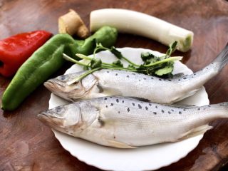 1、啤酒酱焖海鲈鱼,首先备齐所有的食材。