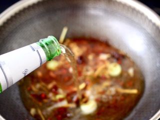 7、啤酒酱焖海鲈鱼,这个时候锅中加入啤酒。