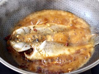 11、啤酒酱焖海鲈鱼,大火烧开后,转中火继续慢慢炖煮至汤汁浓稠时。