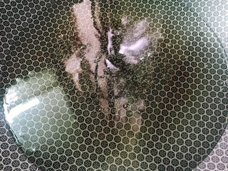 6、芋头酥,油锅中放油烧热