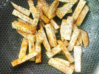 17、芋头酥,倒入炸好的芋头翻拌均匀