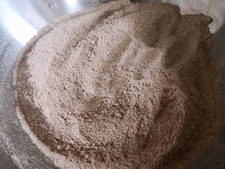 1、无油无糖紫薯麻薯欧包,我用的是黑麦面粉。