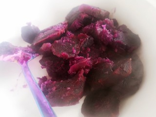 2、无油无糖紫薯麻薯欧包,紫薯切片上锅蒸熟，压成泥，分成两份，每份100克。