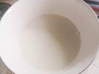 5、无油无糖紫薯麻薯欧包,在发酵期间把麻薯用料混合均匀，调成酸奶状上锅蒸十分钟取出。