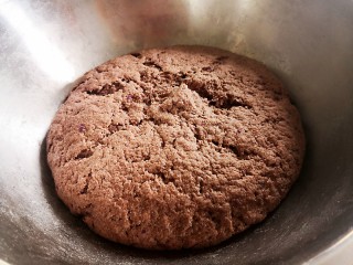 6、无油无糖紫薯麻薯欧包,在这期间单位来电话临时加班，等回来的时候面团有点发大了。