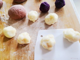 8、无油无糖紫薯麻薯欧包,麻薯也均匀分成六份。