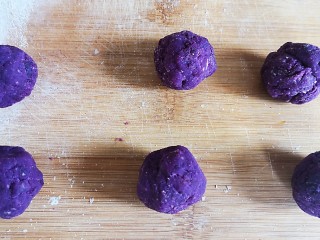 9、无油无糖紫薯麻薯欧包,剩下的100克紫薯泥均匀分成六份。