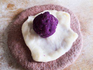 11、无油无糖紫薯麻薯欧包,在放紫薯球。