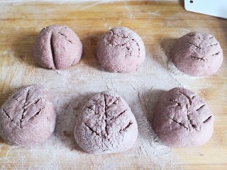 13、无油无糖紫薯麻薯欧包,用刀割出喜欢的图案。忽略我这刮胡刀片刮出的奇形怪状吧。