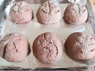 14、无油无糖紫薯麻薯欧包,烤箱预热，220度烤10分钟，转160度烤30分钟。