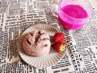 17、无油无糖紫薯麻薯欧包,杯子里是女儿给打的火龙果酸奶汁，完美。