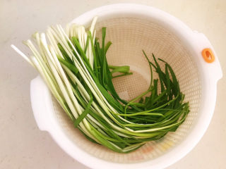 2、韭黄炒虾仁,把韭黄清洗干净，沥干水份