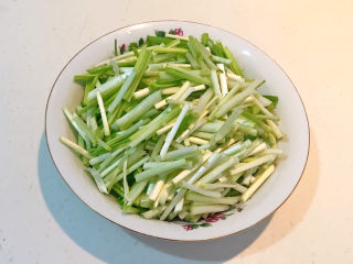 3、韭黄炒虾仁,把韭黄切成寸段