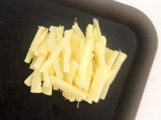 4、韭黄炒虾仁,鲜姜削皮后切成丝