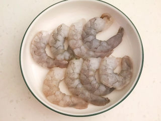 5、韭黄炒虾仁,把新剥的青虾仁清洗干净