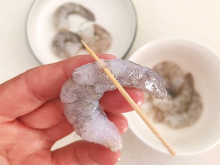 6、韭黄炒虾仁,挑出虾线