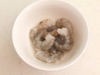 8、韭黄炒虾仁,在虾仁里面加入白胡椒粉，调匀