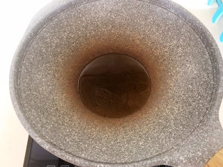 9、韭黄炒虾仁,炒锅烧热后加入玉米油