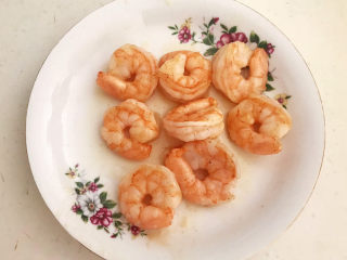 11、韭黄炒虾仁,把虾仁盛出来备用