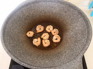 10、韭黄炒虾仁,油烧热后加入虾仁，炒至虾仁变色