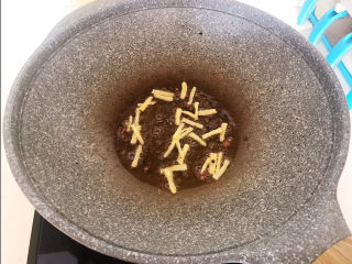 12、韭黄炒虾仁,利用锅里的余油把姜丝炒出香味