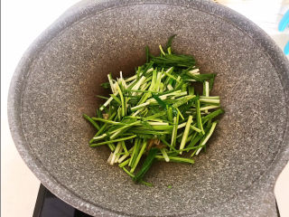 13、韭黄炒虾仁,加入韭黄