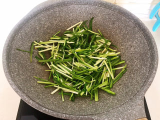 14、韭黄炒虾仁,大火爆炒50秒