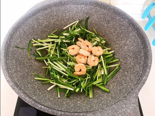 15、韭黄炒虾仁,加入炒好的虾仁