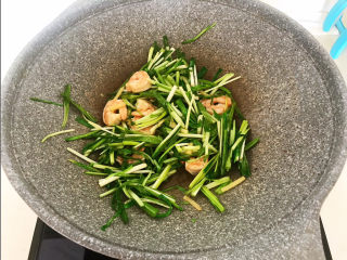 16、韭黄炒虾仁,翻炒均匀