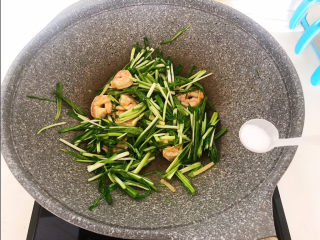 17、韭黄炒虾仁,加入精盐