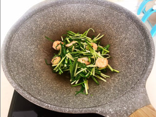 18、韭黄炒虾仁,迅速翻炒均匀即可，韭黄炒虾仁做好了立即出锅，避免出水~