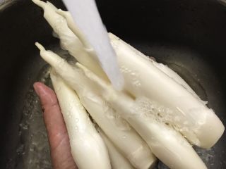 1、油焖高瓜,买来的茭白泡水半小时以上，再用流动的水冲洗干净