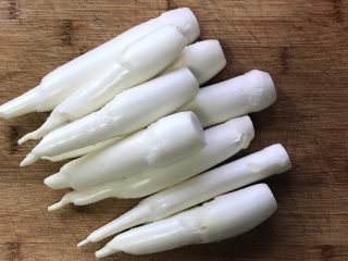 2、油焖高瓜,切掉尾部