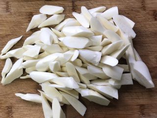 3、油焖高瓜,切成滚刀块