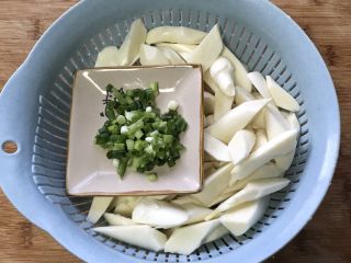 4、油焖高瓜,放入沥水篮里