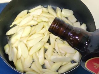 7、油焖高瓜,倒料酒