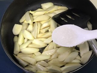 8、油焖高瓜,放白糖