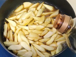 9、油焖高瓜,倒入生抽、老抽